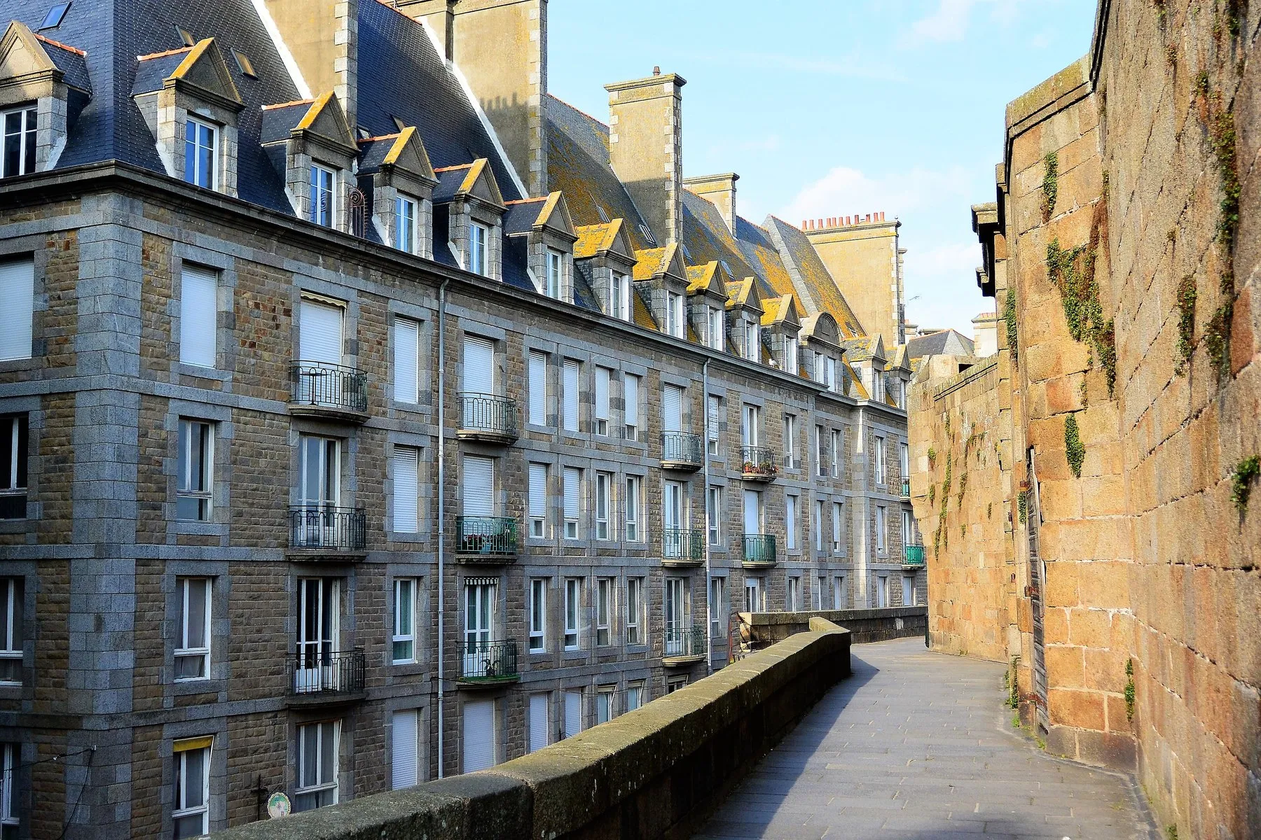 Intra-muros de Saint-Malo vu depuis les remparts
