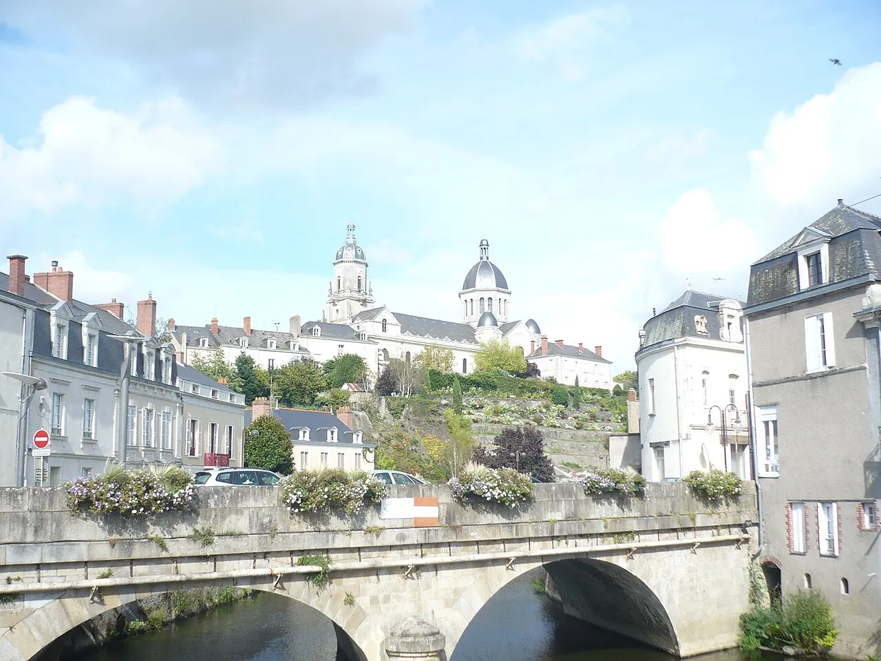 Église de Segré vue depuis le vieux pont sur l’Oudon